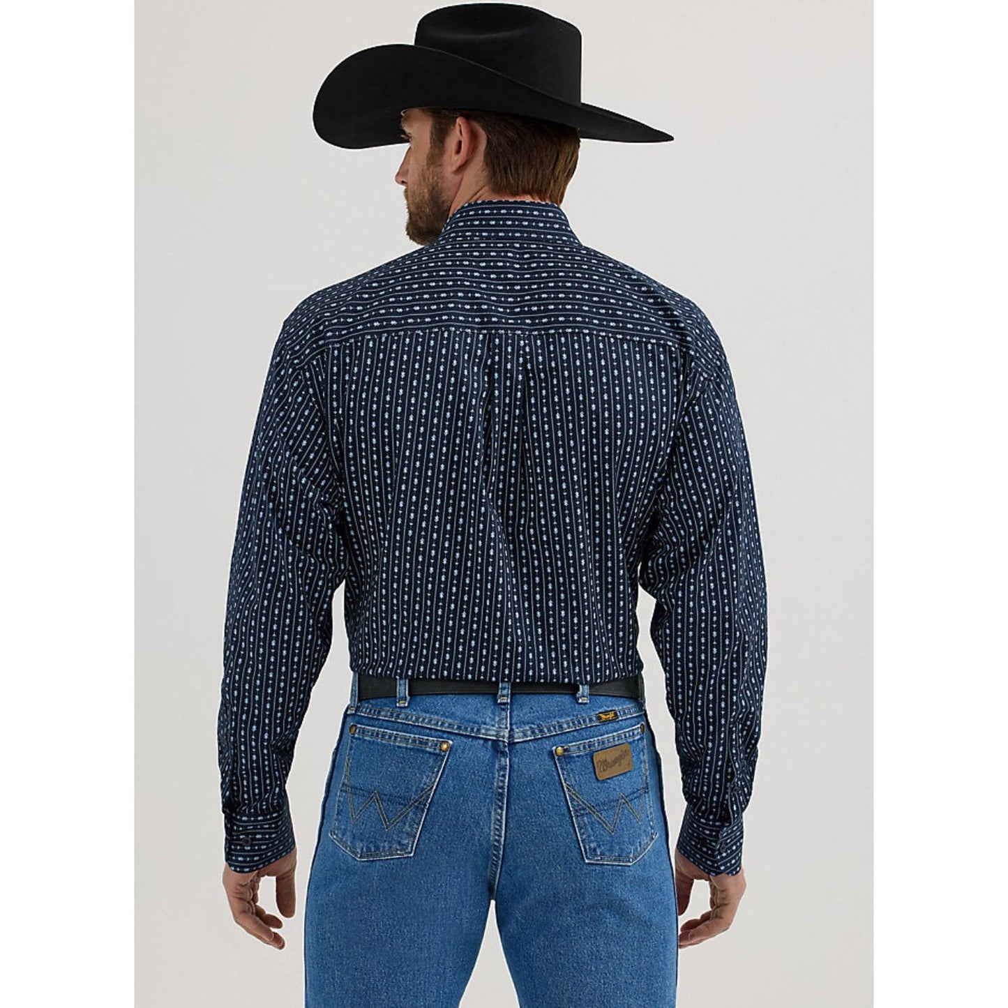 WRANGLER® GEORGE STRAIT™ LONG SLEEVE BUTTON DOWN ONE POCKET SHIRT IN NAVY ARROWHEAD