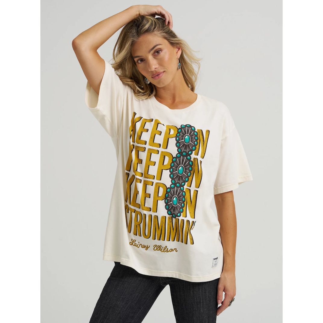 WRANGLER X LAINEY WILSON, OVERSIZED TEE, Keep On Strummin| 112370394