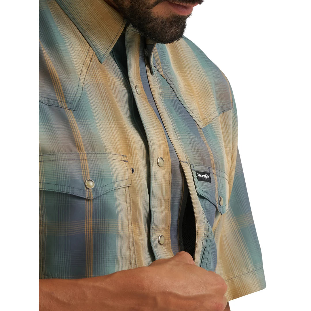 Wrangler Men's ATG-X Western Performance Relaxed Fit Turbulence Ombre Button Down 112382381