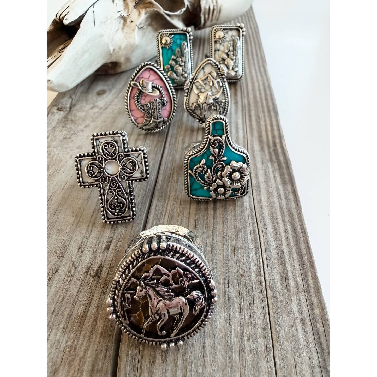 Western Style Stone Pendant Cutout Stretch Ring